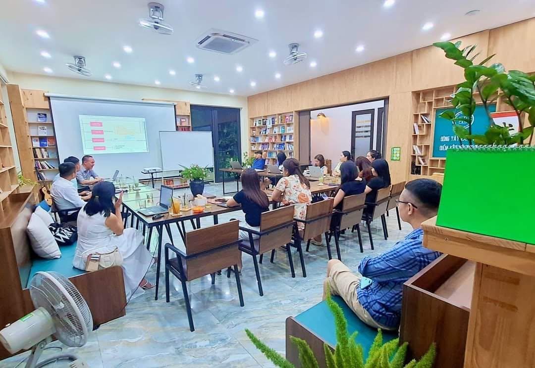 Không gian học tập tại Đông Tây Café Sách Hạ Long.