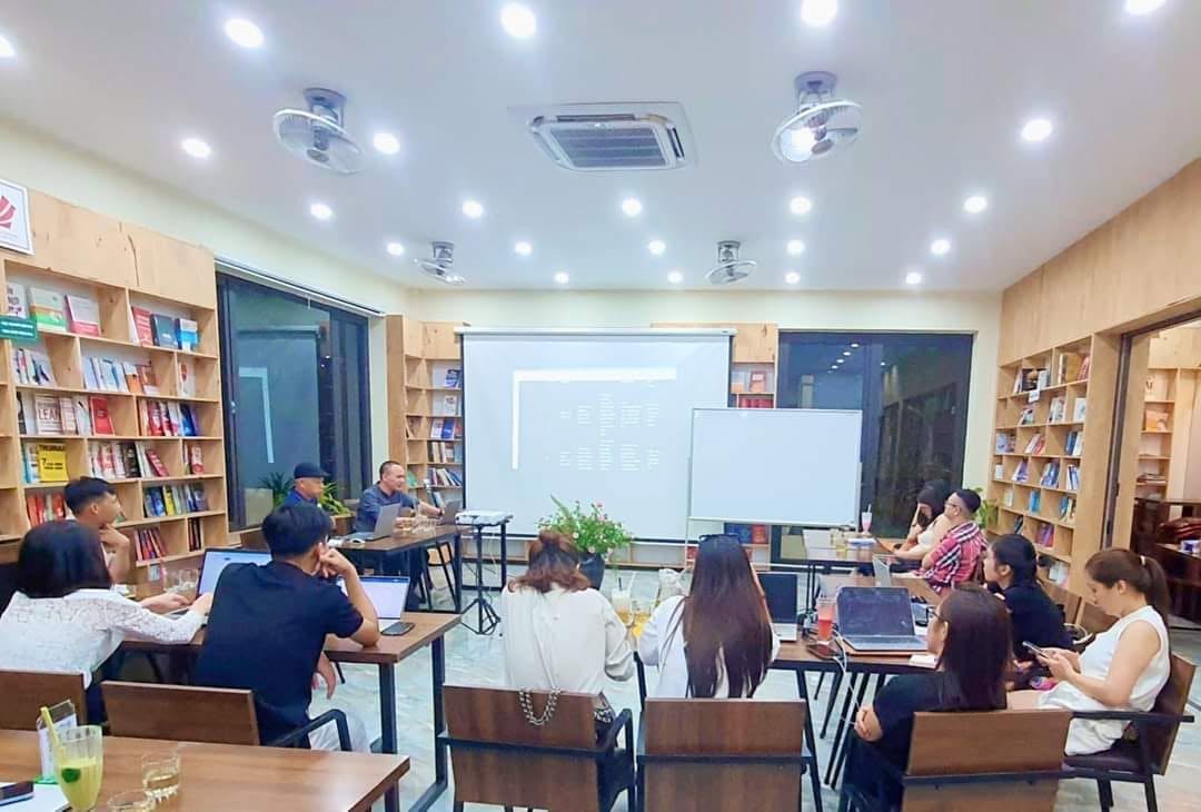 Các thành viên tham dự workshop cùng theo dõi nội dung trên màn hình.