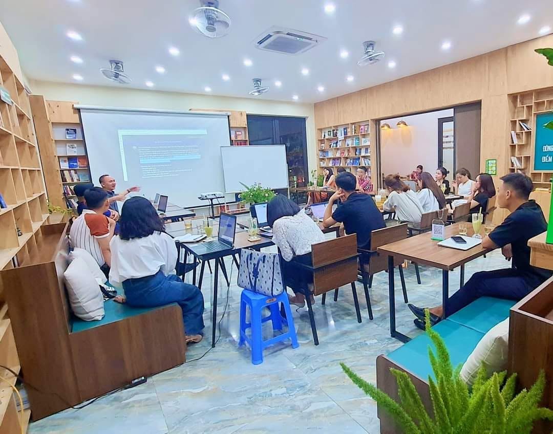 Thầy Nguyễn Đình Khiêm chia sẻ tại chương trình ở Hạ Long.