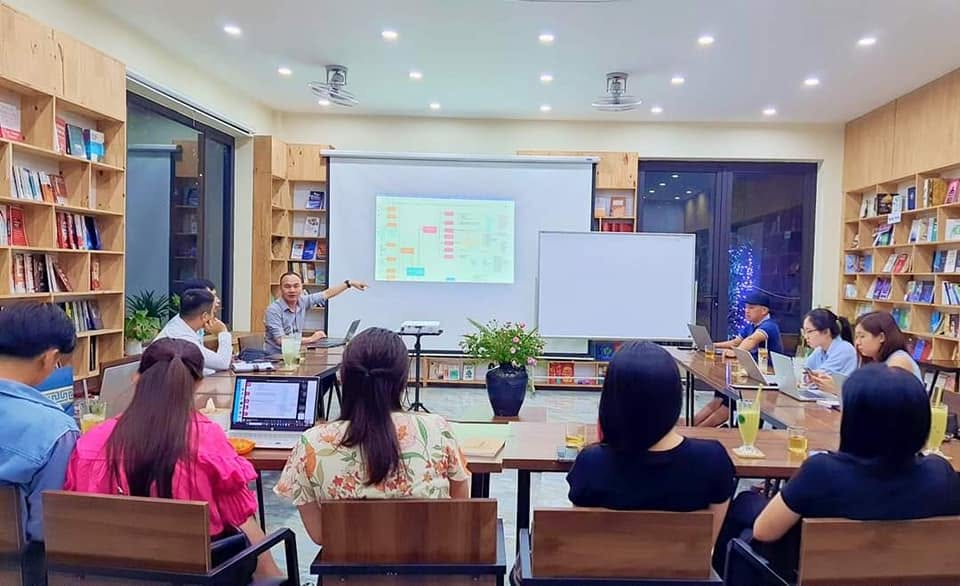 Người tham dự cùng trao đổi trong không gian café sách.