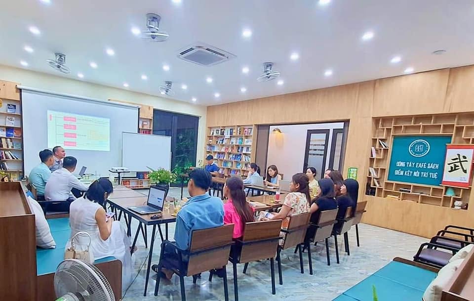 Một góc buổi học tại Đông Tây Café Sách Hạ Long.